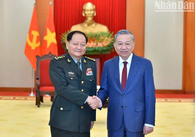 Party General Secretary To Lam and Senior Lieutenant General Zhang Youxia, Politburo member and Vice Chairman of the Central Military Commission of China, at their meeting in Hanoi on October 24. (Photo: NDO)