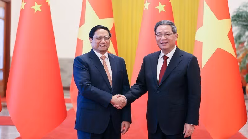 Vietnamese Prime Minister Pham Minh Chinh and Chinese Premier Li Qiang during the former's visit to China in June 2023. (Photo: VGP)