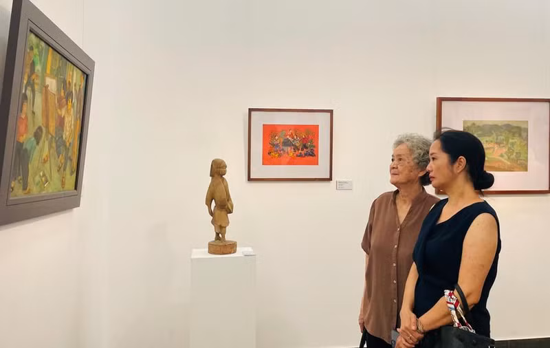 Visitors at the exhibition. (Photo: Ha Noi Moi)