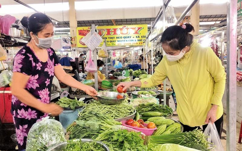 A woman shops for vegetables at a market in Ho Chi Minh City. (Photo: NDO)