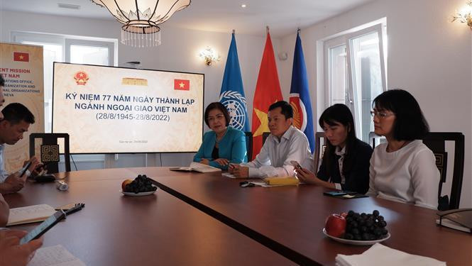 Ambassador Le Thi Tuyet Mai (in blue) speaks at the ceremony. (Photo: VNA)