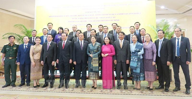 Ho Chi Minh City Party Secretary Nguyen Van Nen and Lao officials. (Photo: Ho Chi Minh City Party Committee)
