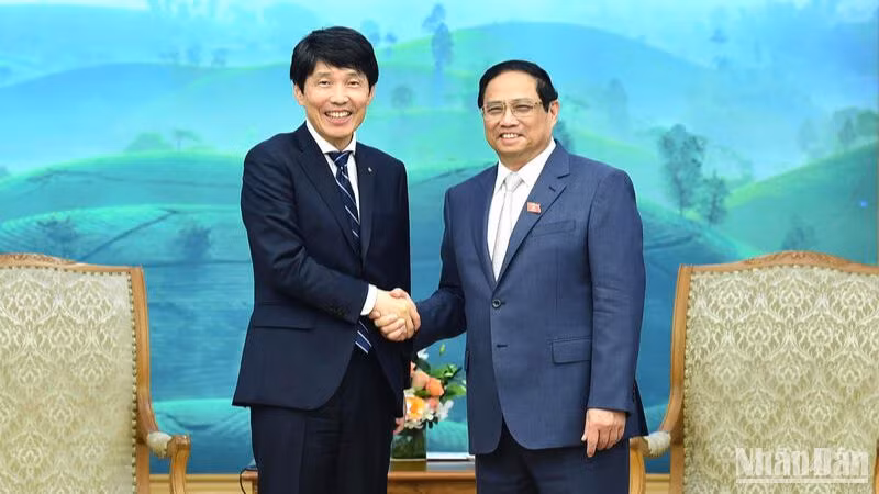 Prime Minister Pham Minh Chinh and Governor of Japan’s Gunma Prefecture Yamamoto Ichita. (Photo: NDO/Tran Hai)