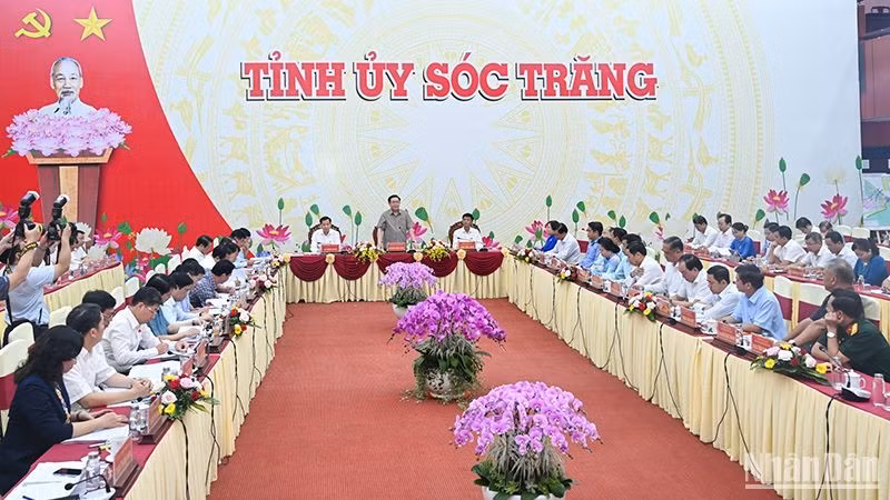 NA Chairman Vuong Dinh Hue speaks at the working session with representatives from the provincial Party Committee’s Standing Board on October 9 (Photo: NDO)