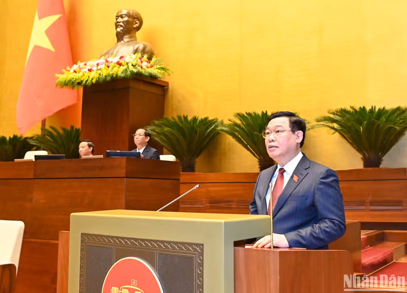 National Assembly Chairman Vuong Dinh Hue delivers his speech to open the sixth plenary meeting.