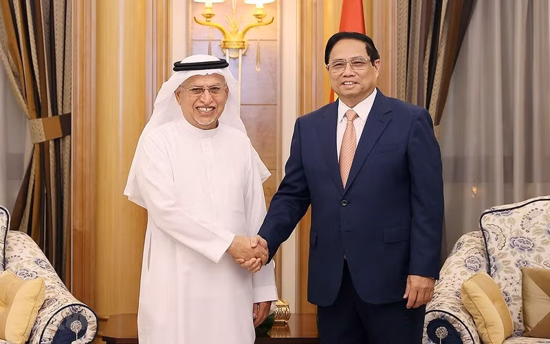Prime Minister Pham Minh Chinh receives Abdulrahman Al Zamil, Chairman of Zamil Group, along with leaders of Zamil Industrial Investment Company.