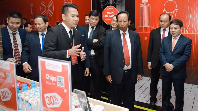In Cambodia, Viettel's Metfone is a pioneer in creating a digital society. (Photo: VNA)