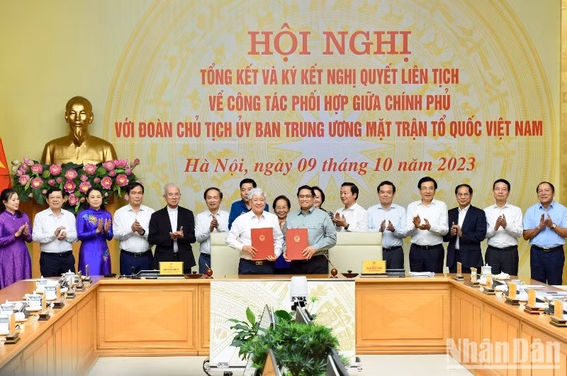 At the signing of the resolution between the Government and VFF Central Committee's Presidium (Photo: NDO/Tran Hai)