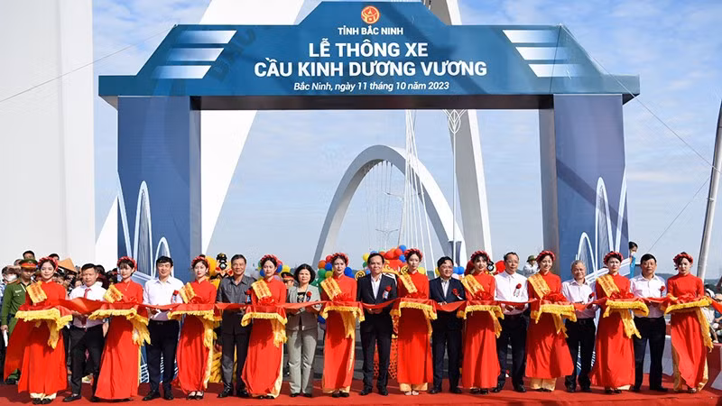 Deputy PM Tran Luu Quang and Bac Ninh leaders cut the ribbon to inaugurate Kinh Duong Vuong Bridge.