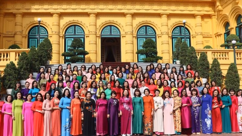 Vice President Vo Thi Anh Xuan and oustanding women employees from the Ministry of Planning and Investment.