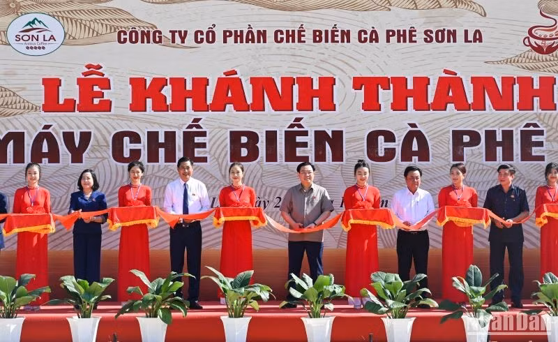 NA Chairman Vuong Dinh Hue attends the inauguration ceremony of the Son La coffee processing factory. (Photo: Duy Linh)