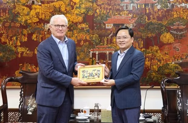 Secretary of Bac Ninh province Party’s Committee Nguyen Anh Tuan (right) gives a present to SIA President John Neuffer. (Photo: VNA)