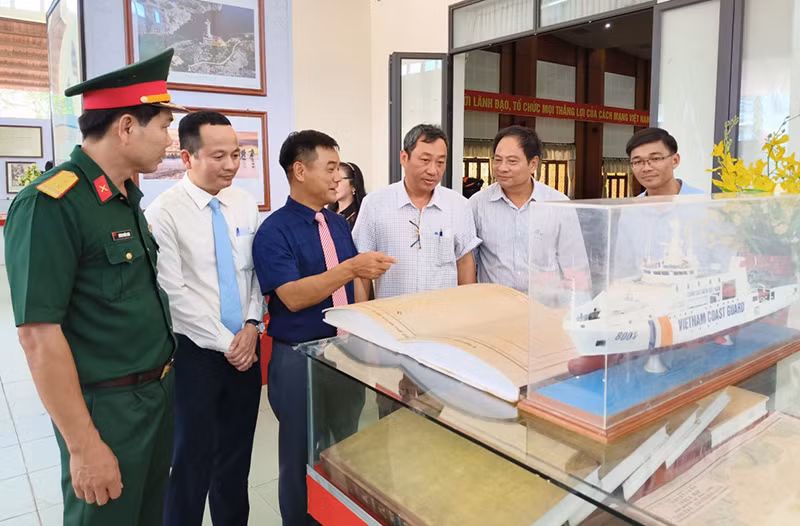 Provincial and local officials at the exhibition. 