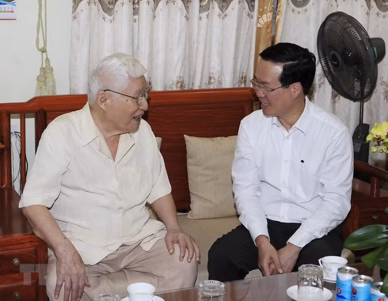 President Vo Van Thuong visits and presents gifts to Nguyen Thanh Quat, a former Party Secretary of Ha Bac Province.