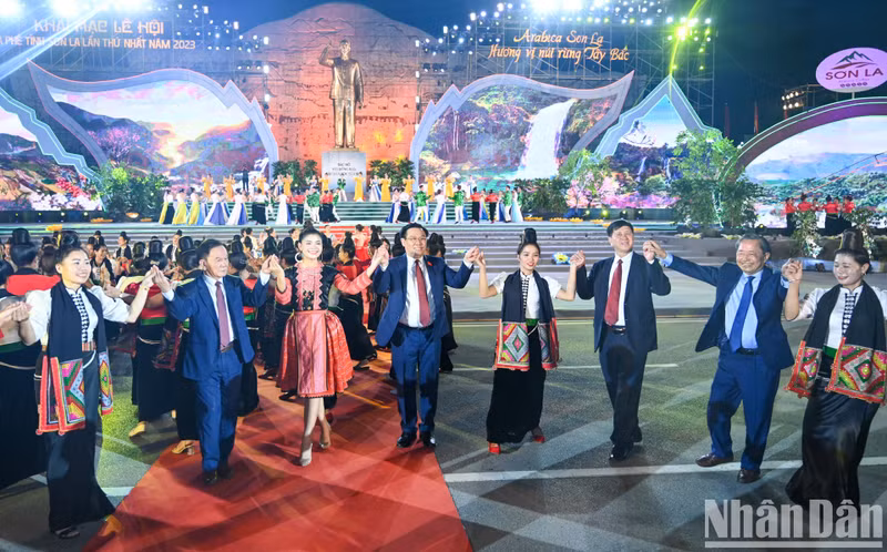 National Assembly Chairman Vuong Dinh Hue and other delegate join the xoe dance at the festival. (Photo: Duy Linh)