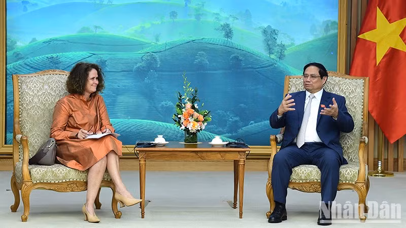 Prime Minister Pham Minh Chinh receives World Bank Country Director in Vietnam Carolyn Turk. (Photo: NDO/Tran Hai)