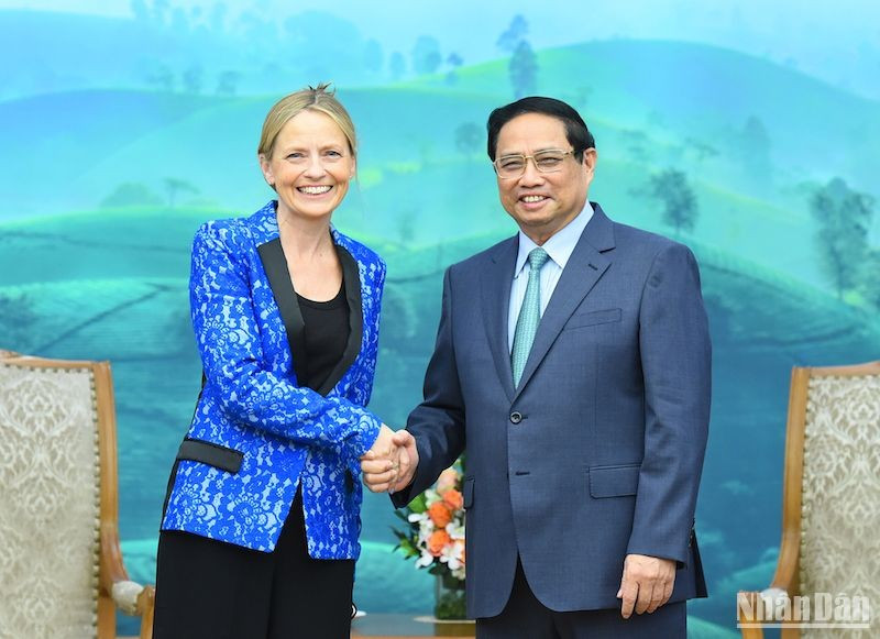Prime Minister Pham Minh Chinh and Vice President of International Public Policy & Government Affairs at Amazon Susan Pointer. (Photo: Tran Hai) 