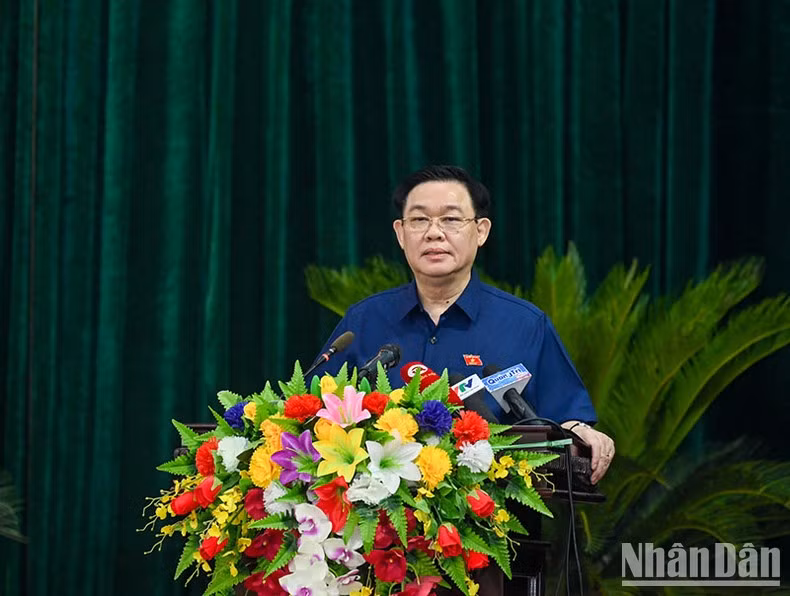 NA Chairman Vuong Dinh Hue speaks at the meeting. (Photo: Duy Linh)