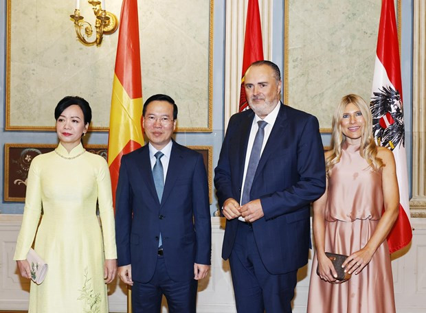 President Vo Van Thuong (second from left), Governor of the Austrian state of Burgenland Hans Peter Doskozil (second from right) and their spouses pose for a joint photo on July 25. (Photo: VNA)