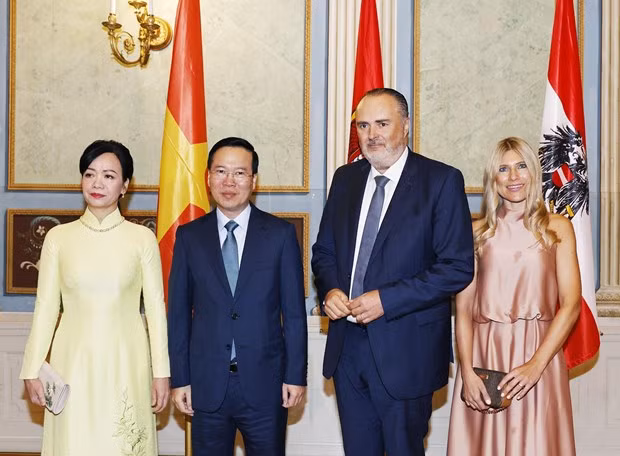 President Vo Van Thuong (second from left), Governor of the Austrian state of Burgenland Hans Peter Doskozil (second from right) and their spouses pose for a joint photo on July 25. (Photo: VNA)