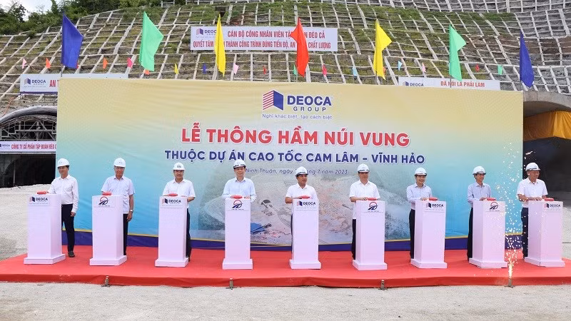 The ceremony to mark the breakthrough of Nui Vung Tunnel on the Cam Lam-Vinh Hao Expressway.