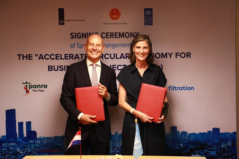 Kees van Baar (L), the Netherlands Ambassador to Vietnam, and Ramla Khalidi, UNDP Resident Representative in Vietnam, at the signing ceremony. (Photo: UNDP)