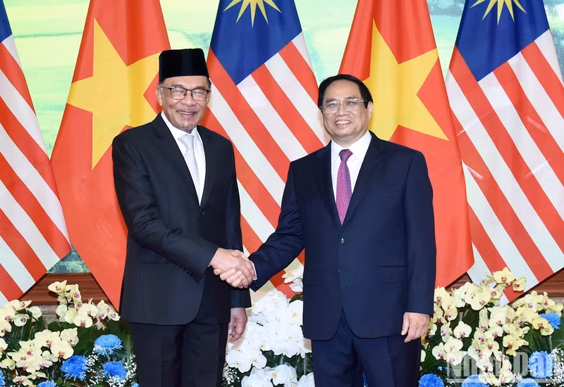Vietnamese PM Pham Minh Chinh (R) and his Malaysian counterpart Anwar Ibrahim pose for a photo before their talks in Hanoi on July 20. (Photo: Tran Hai)