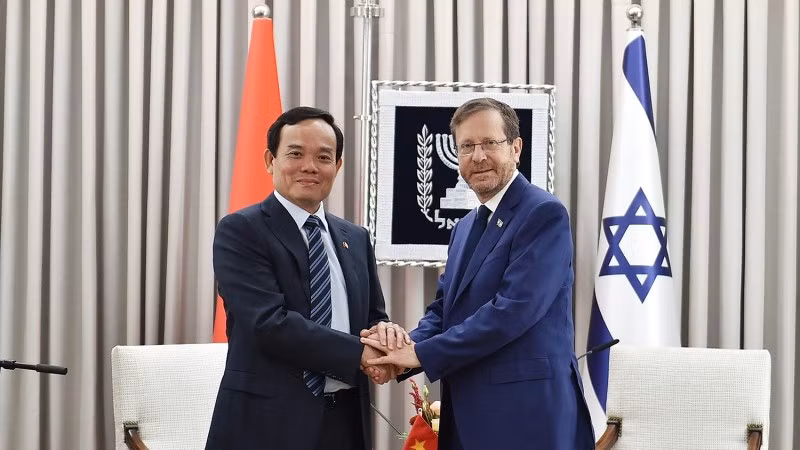 Deputy Prime Minister Tran Luu Quang (L) and Israeli President Isaac Herzog at their meeting on July 25.
