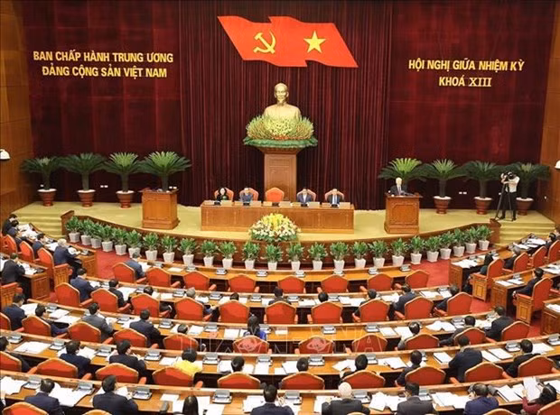 At a mid-term meeting of the 13th Party Central Committee (Photo: VNA)