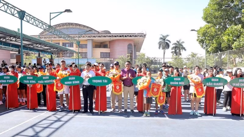 The organisers present flags to the participating teams.