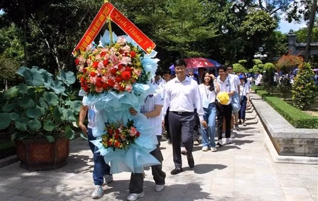 The delegation of young overseas Vietnamese visits Kim Lien special national relic site. (Photo: VNA)