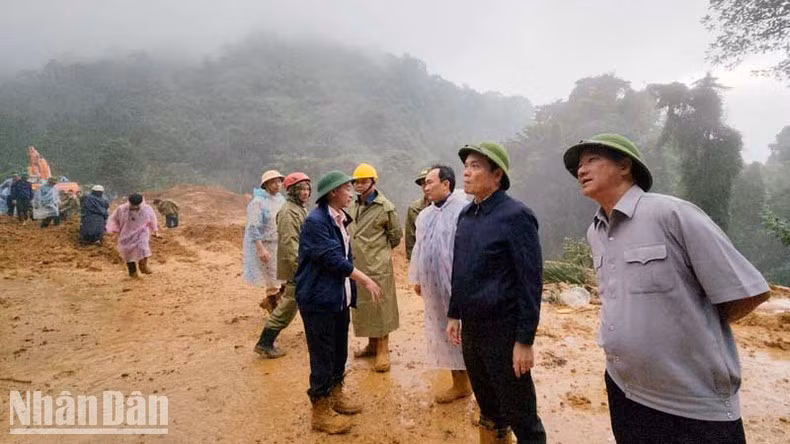 Deputy PM Tran Luu Quang (second from right) at the scene of the landslide in Lam Dong Province.