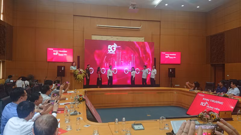 The launch of the 5G wireless service in Hung Yen.