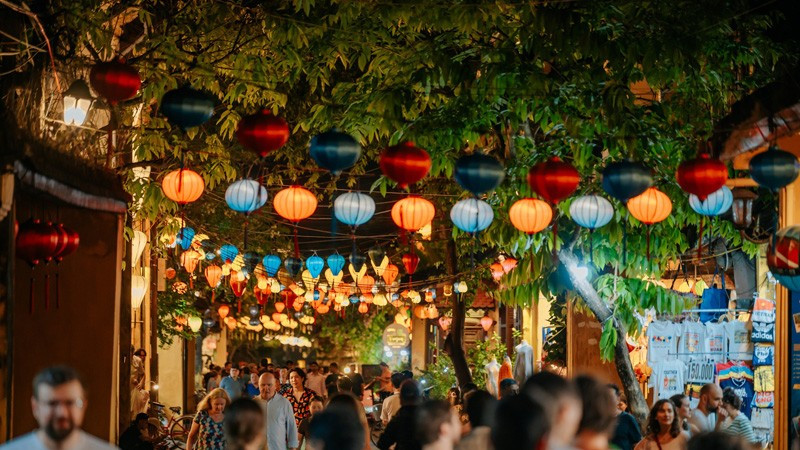 Foreign tourists in Hoi An. (Photo: Duy Hau)