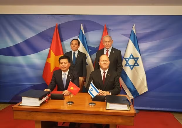 At the signing ceremony. (Photo: VNA)
