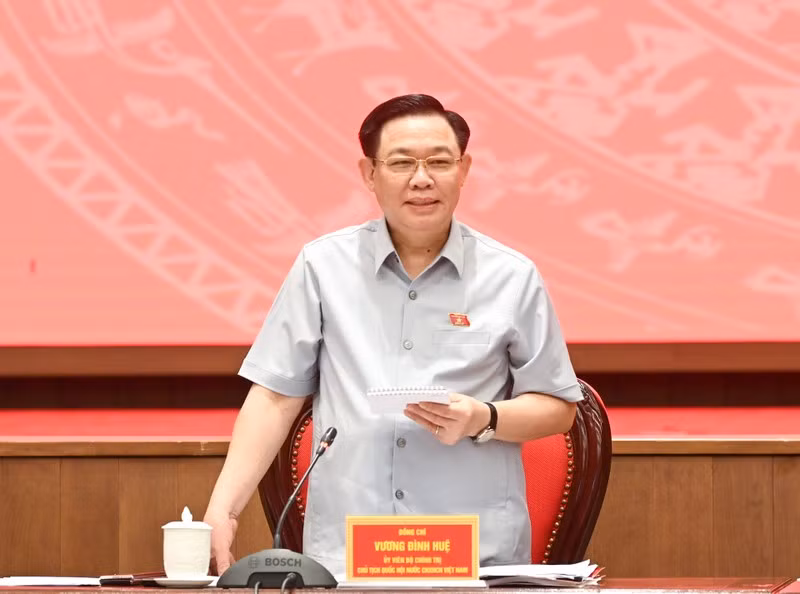 NA Chairman Vuong Dinh Hue addresses the meeting with the Hanoi Party Committee’s Standing Board on July 25. (Photo: Duy Linh)