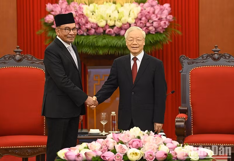 Party General Secretary Nguyen Phu Trong and Malaysian Prime Minister Anwar Ibrahim.