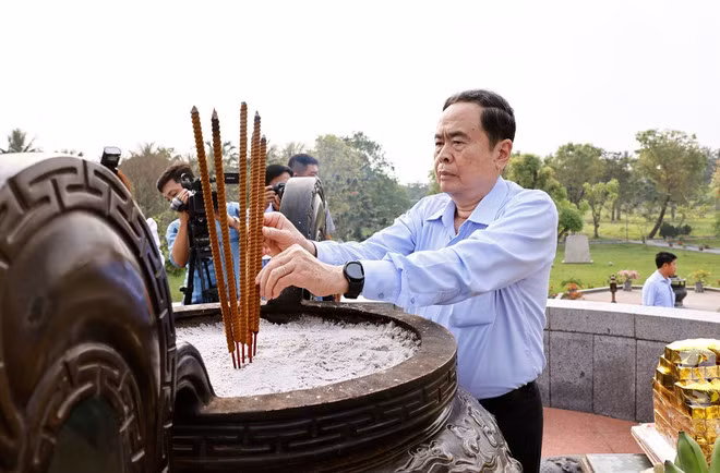 NA Chairman Tran Thanh Man offers incense at the Quang Tri citadel national special relic site. (Photo: VNA) NA Chairman Tran Thanh Man offers incense at the Quang Tri citadel national special relic site. (Photo: VNA)