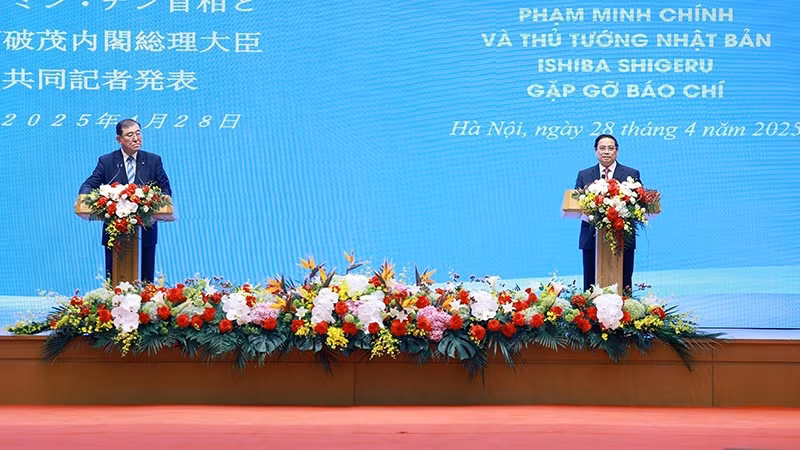Prime Minister Pham Minh Chinh and Japanese Prime Minister Ishiba Shigeru announce the outcomes of their talks in Hanoi on April 28. (Photo: VNA)
