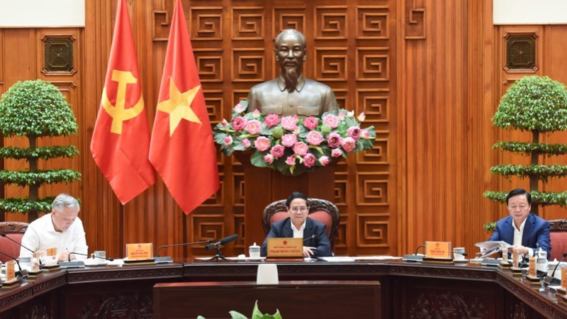 PM Pham Minh Chinh chairs a meeting between standing cabinet members and leaders of ministries, sectors, and localities on April 10. (Photo: Tran Hai)