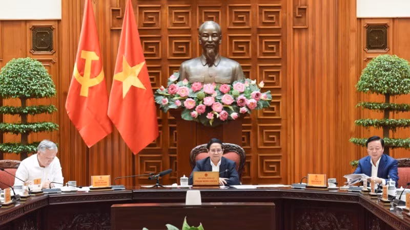 PM Pham Minh Chinh chairs a meeting between standing cabinet members and leaders of ministries, sectors, and localities on April 10. (Photo: Tran Hai)