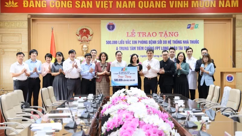 The Ministry of Health receives 500,000 doses of measles vaccines.