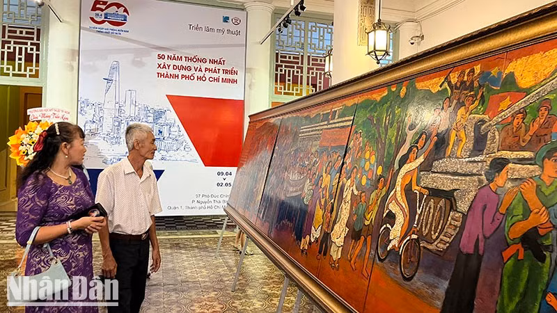 Visitors at the exhibition. (Photo: Manh Hao)