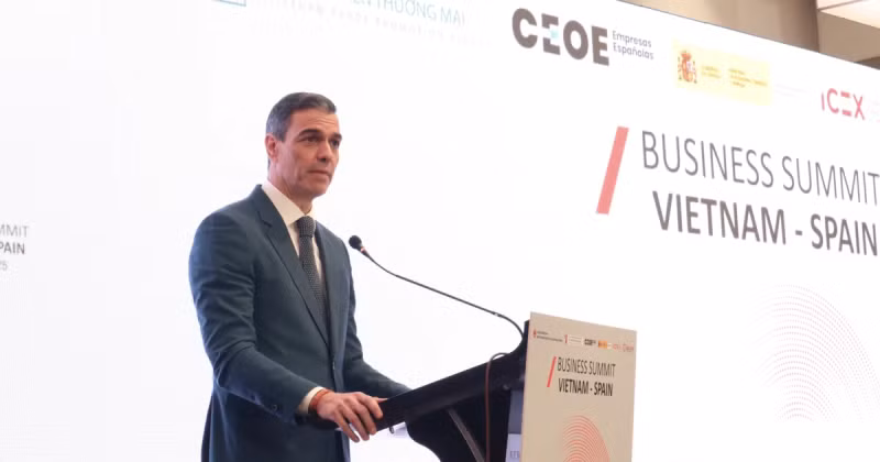 Spanish Prime Minister Pedro Sánchez speaks at the Vietnam - Spain Business Summit in Ho Chi Minh City on April 10. (Photo: VNA) 