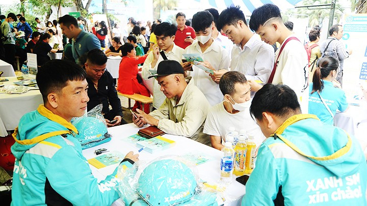 Workers being recruited for a ride-hailing service.