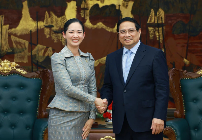 Prime Minister Pham Minh Chinh receives Cambodian Minister of Commerce Cham Nimul. (Photo: VNA) 