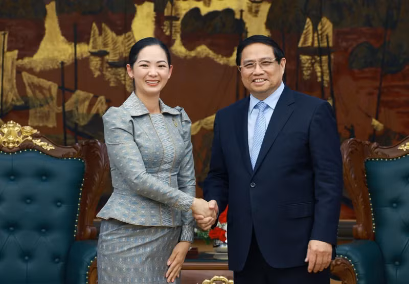 Prime Minister Pham Minh Chinh receives Cambodian Minister of Commerce Cham Nimul. (Photo: VNA) 