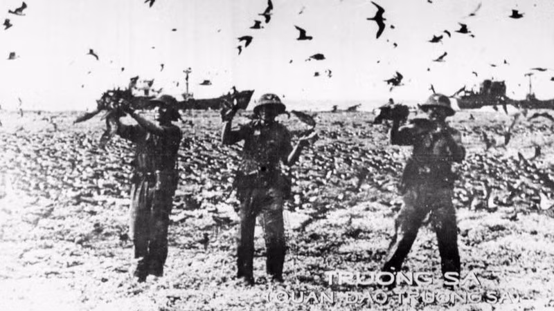 Soldiers on Bird Island (Truong Sa Archipelago) standing guard to protect the island. (File photo: VNA)