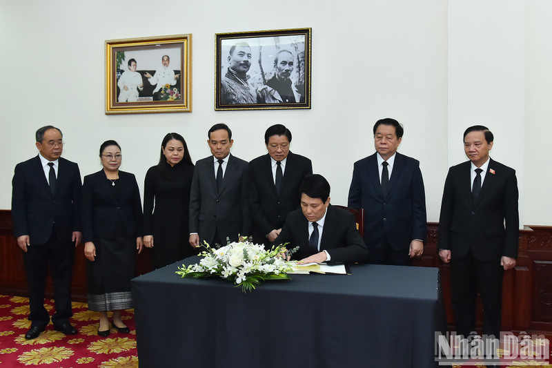 President Luong Cuong writes in the condolence book at the Lao Embassy in Vietnam. (Photo: Thuy Nguyen)