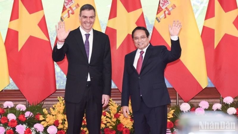 Prime Minister Pham Minh Chinh and his Spanish counterpart Pedro Sánchez. (Photo: Tran Hai)
